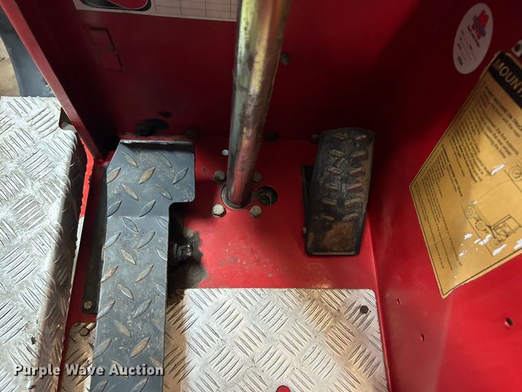 image for item LV9101 2004 Moffett M5000  forklift