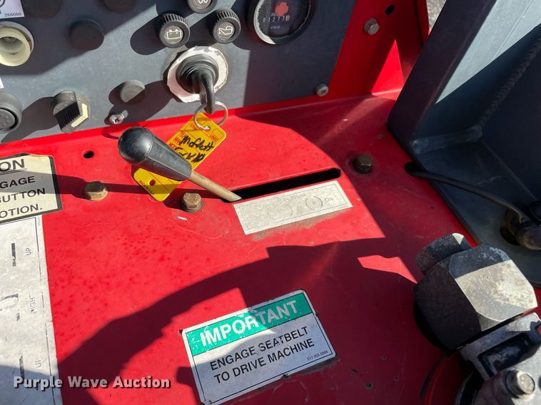 image for item LV9101 2004 Moffett M5000  forklift