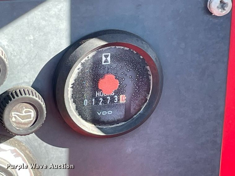 image for item LV9101 2004 Moffett M5000  forklift