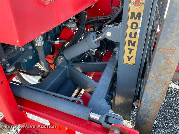 image for item LV9101 2004 Moffett M5000  forklift