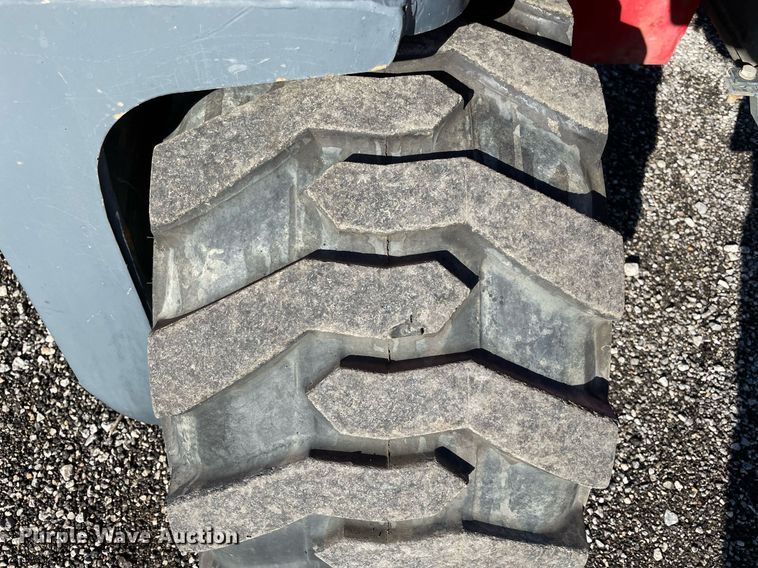 image for item LV9101 2004 Moffett M5000  forklift