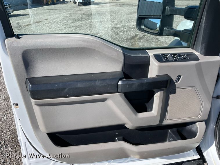 image for item LV9106 2017 Ford F550 Super Duty Crew Cab utility / service truck