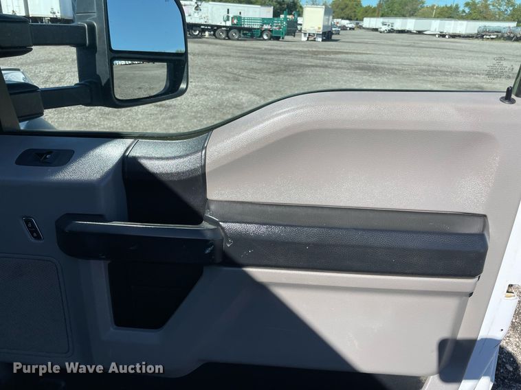 image for item LV9106 2017 Ford F550 Super Duty Crew Cab utility / service truck