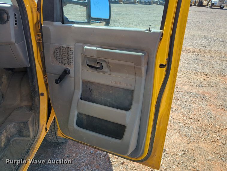 image for item LY9441 2012 Ford E350 Super Duty  box truck