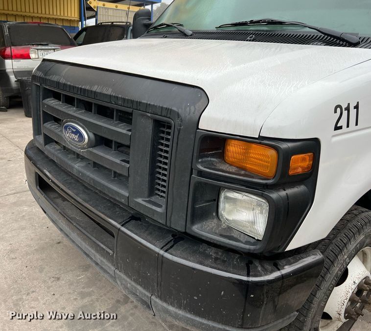 image for item MH9943 2016 Ford E350 Super Duty  box van