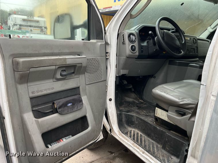 image for item MH9943 2016 Ford E350 Super Duty  box van