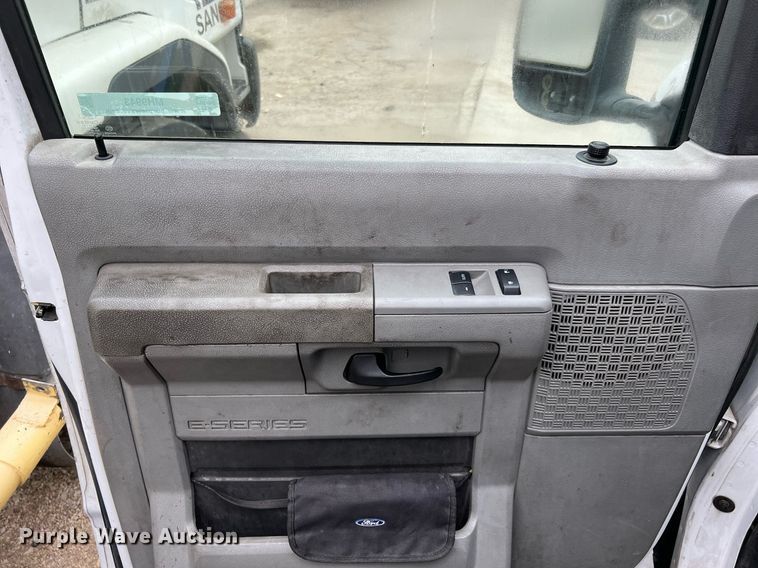 image for item MH9943 2016 Ford E350 Super Duty  box van