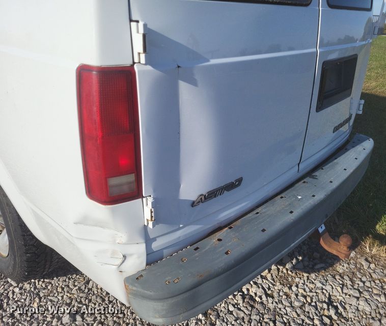 image for item MI9807 2002 Chevrolet Astro  van