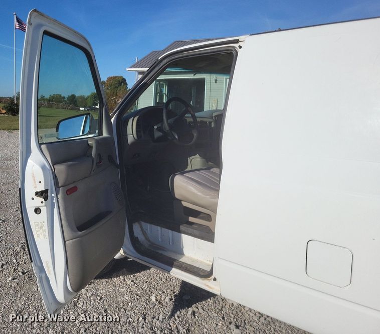 image for item MI9807 2002 Chevrolet Astro  van