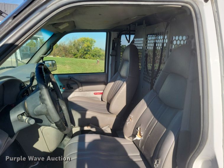 image for item MI9807 2002 Chevrolet Astro  van