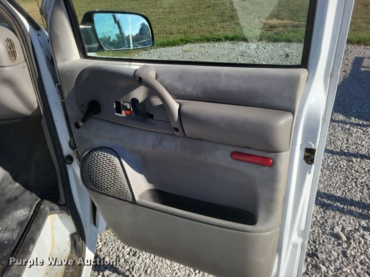 image for item MI9807 2002 Chevrolet Astro  van