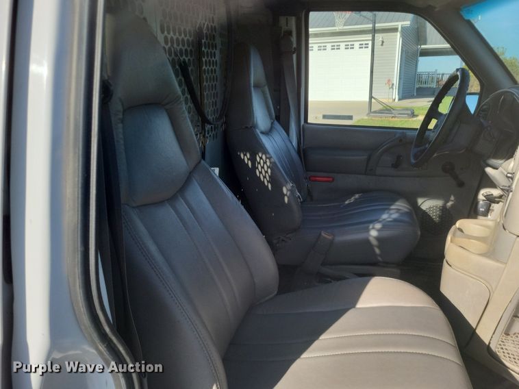image for item MI9807 2002 Chevrolet Astro  van
