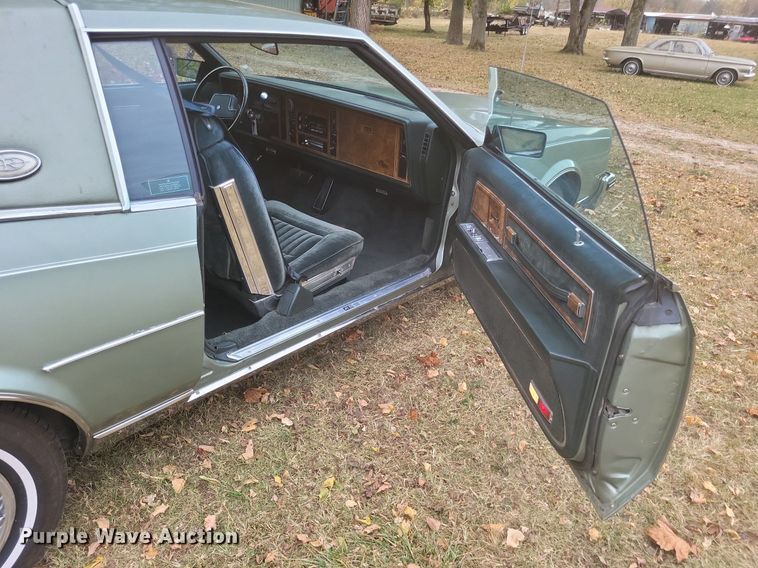 image for item MI9810 1985 Buick Riviera