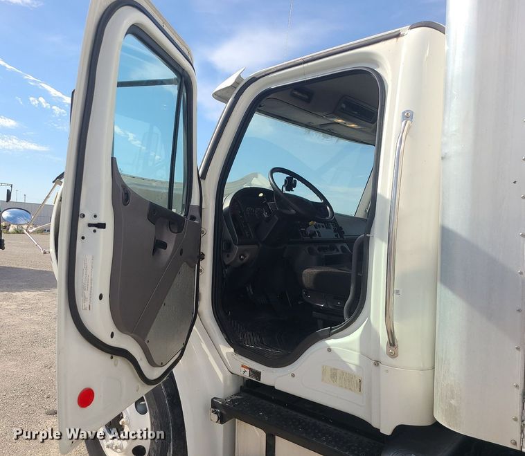 image for item MJ9456 2016 Freightliner  box truck