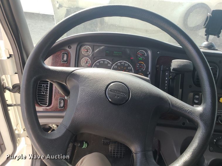 image for item MJ9456 2016 Freightliner  box truck