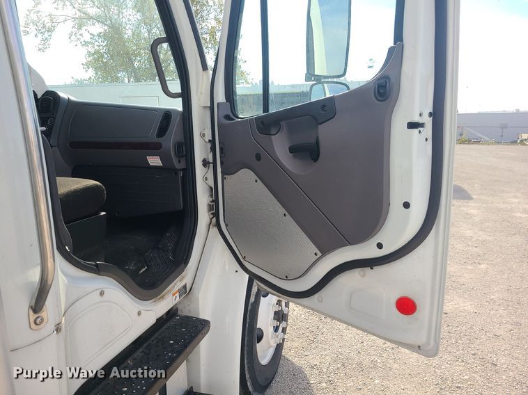 image for item MJ9456 2016 Freightliner  box truck