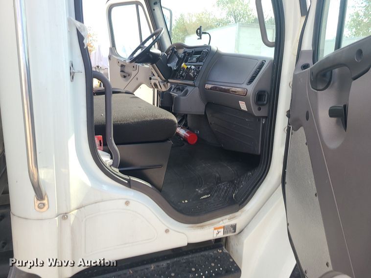 image for item MJ9456 2016 Freightliner  box truck