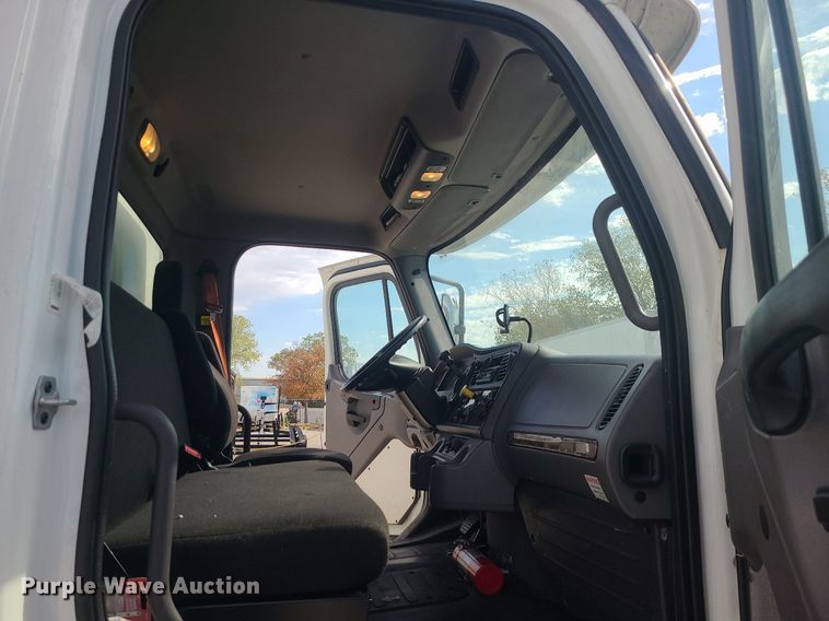 image for item MJ9456 2016 Freightliner  box truck