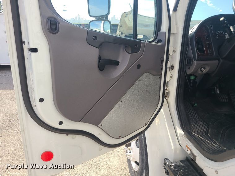 image for item MJ9456 2016 Freightliner  box truck