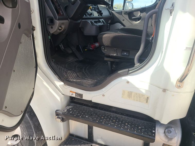 image for item MJ9456 2016 Freightliner  box truck