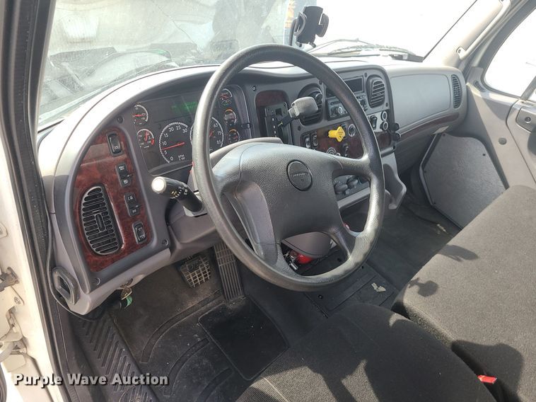 image for item MJ9456 2016 Freightliner  box truck