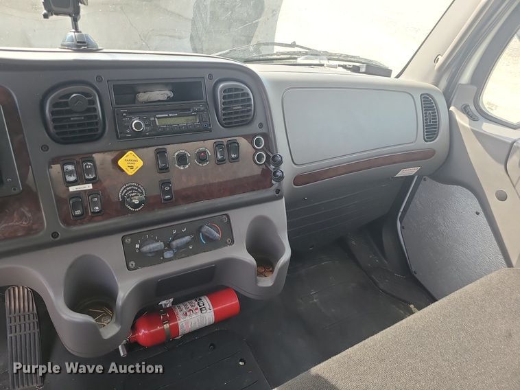 image for item MJ9456 2016 Freightliner  box truck