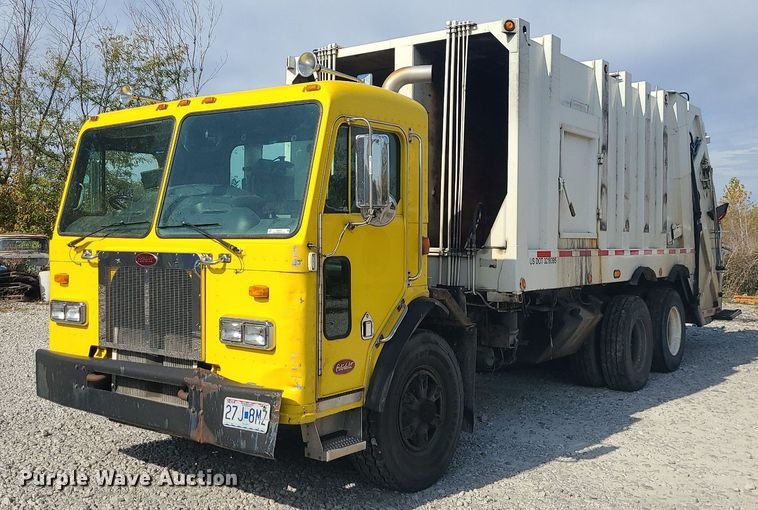 image for item MJ9457 2005 Peterbilt 320  refuse truck