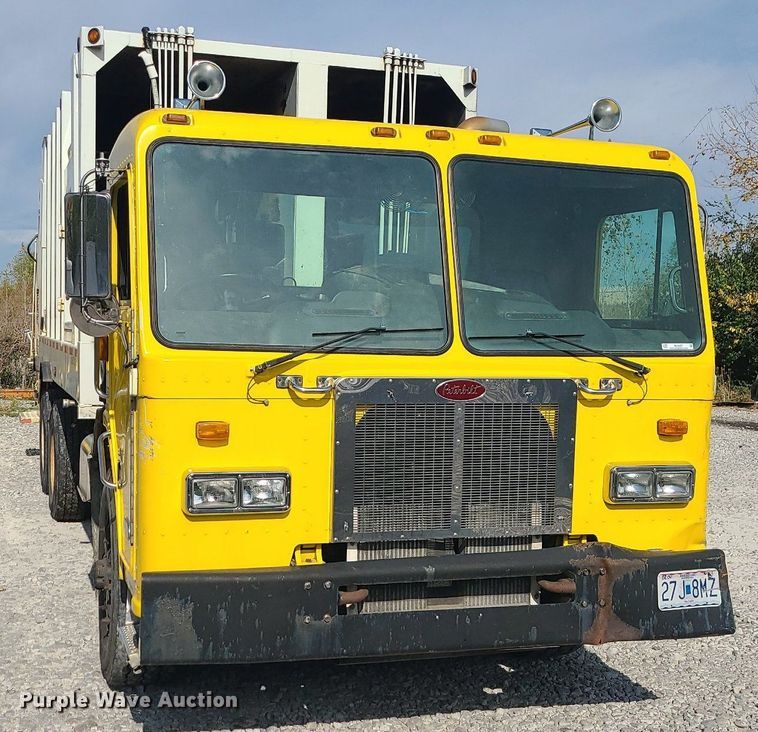 image for item MJ9457 2005 Peterbilt 320  refuse truck