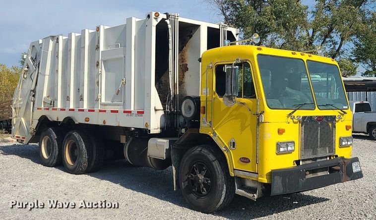 image for item MJ9457 2005 Peterbilt 320  refuse truck