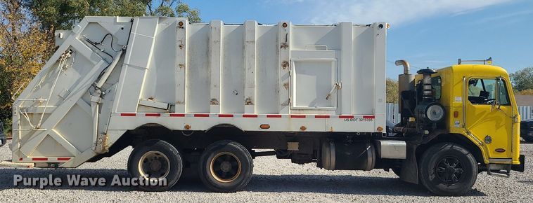 image for item MJ9457 2005 Peterbilt 320  refuse truck