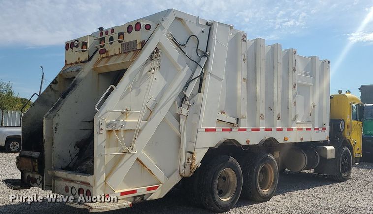 image for item MJ9457 2005 Peterbilt 320  refuse truck