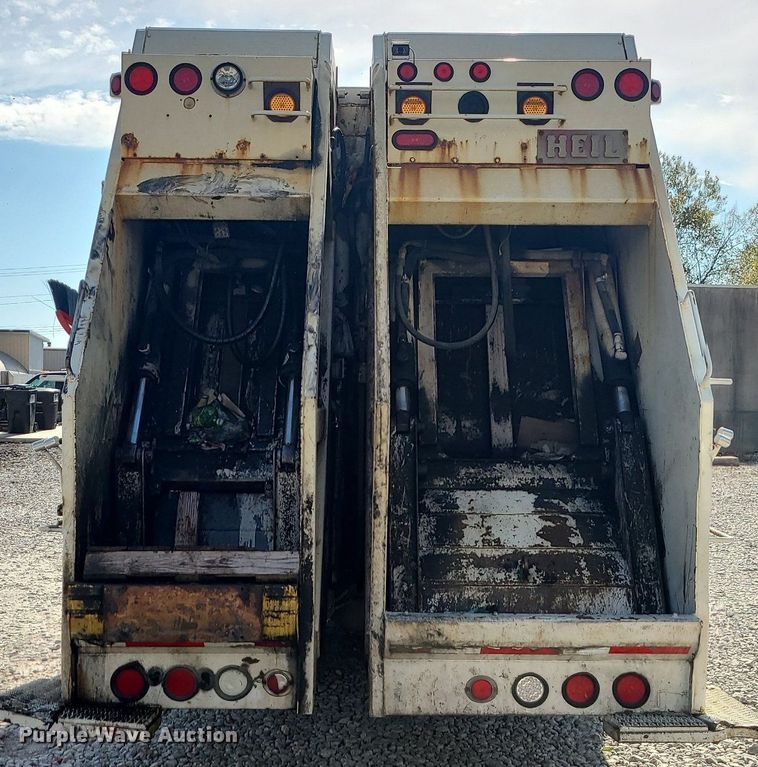 image for item MJ9457 2005 Peterbilt 320  refuse truck