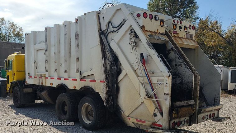 image for item MJ9457 2005 Peterbilt 320  refuse truck