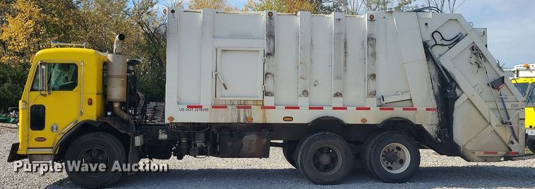 image for item MJ9457 2005 Peterbilt 320  refuse truck