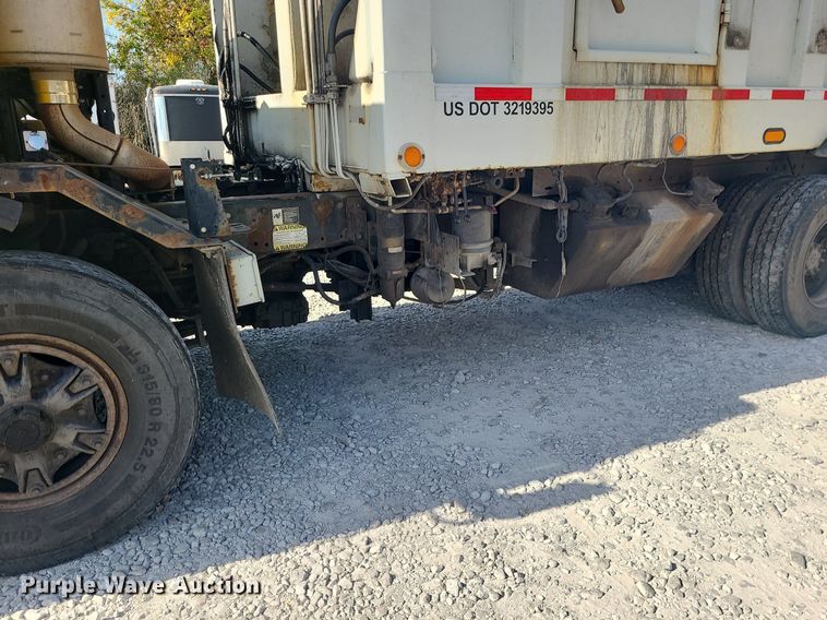 image for item MJ9457 2005 Peterbilt 320  refuse truck