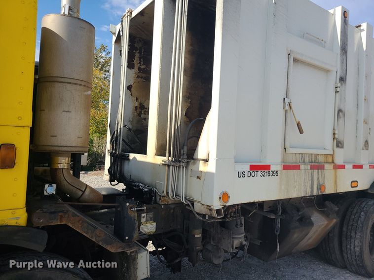 image for item MJ9457 2005 Peterbilt 320  refuse truck