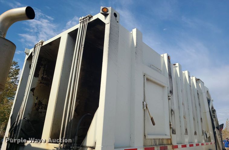 image for item MJ9457 2005 Peterbilt 320  refuse truck