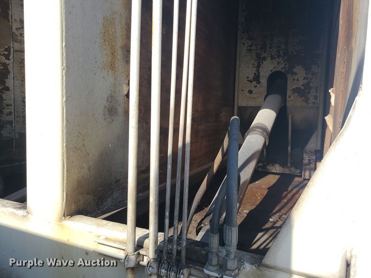 image for item MJ9457 2005 Peterbilt 320  refuse truck