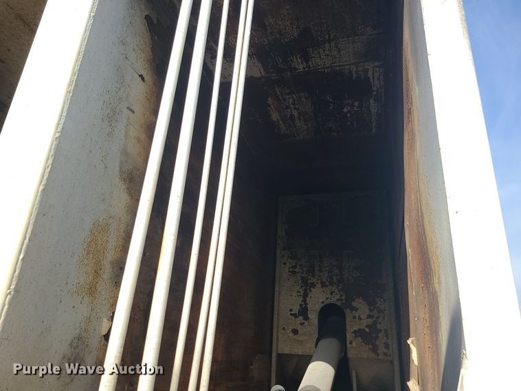 image for item MJ9457 2005 Peterbilt 320  refuse truck