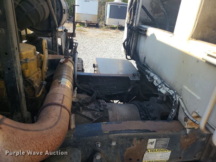 image for item MJ9457 2005 Peterbilt 320  refuse truck