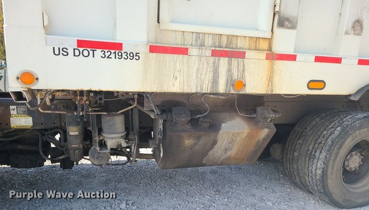 image for item MJ9457 2005 Peterbilt 320  refuse truck