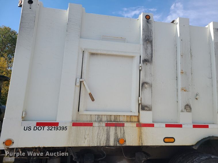 image for item MJ9457 2005 Peterbilt 320  refuse truck