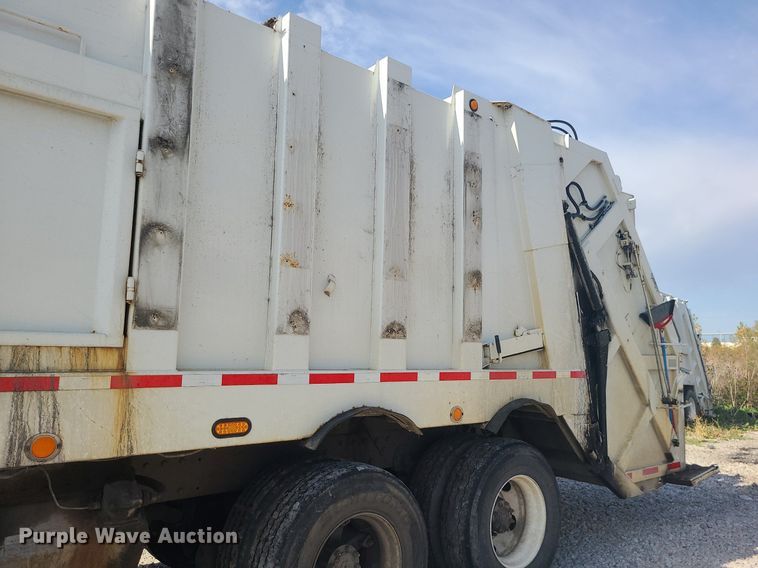 image for item MJ9457 2005 Peterbilt 320  refuse truck