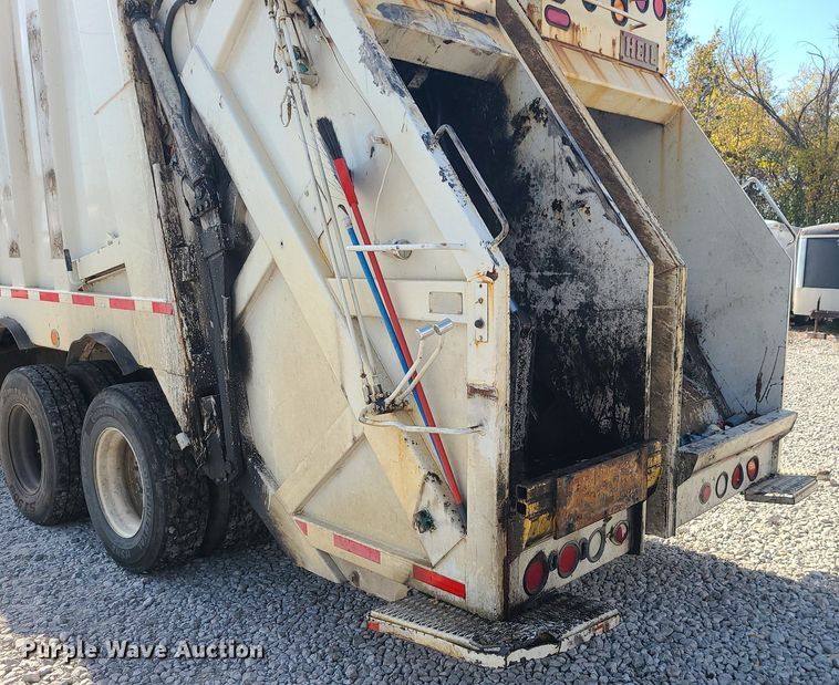 image for item MJ9457 2005 Peterbilt 320  refuse truck