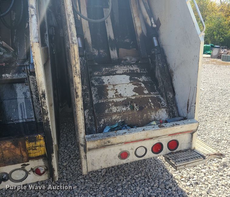 image for item MJ9457 2005 Peterbilt 320  refuse truck