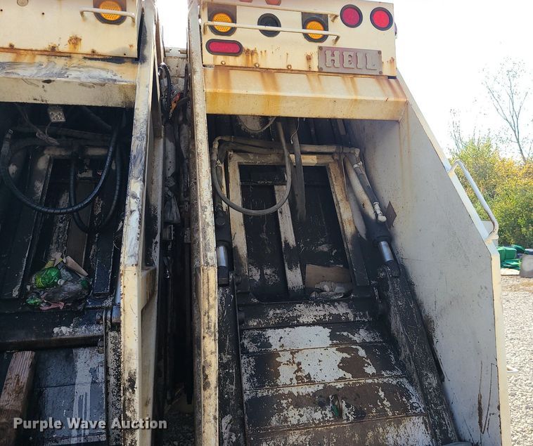 image for item MJ9457 2005 Peterbilt 320  refuse truck