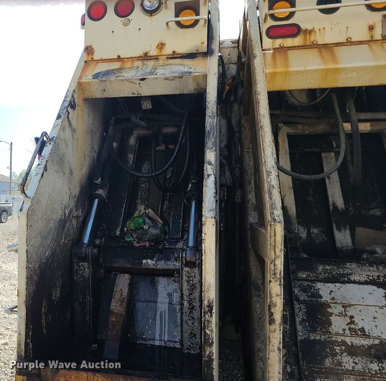 image for item MJ9457 2005 Peterbilt 320  refuse truck