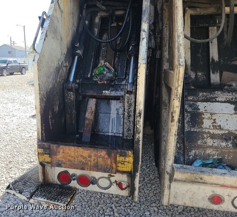 image for item MJ9457 2005 Peterbilt 320  refuse truck