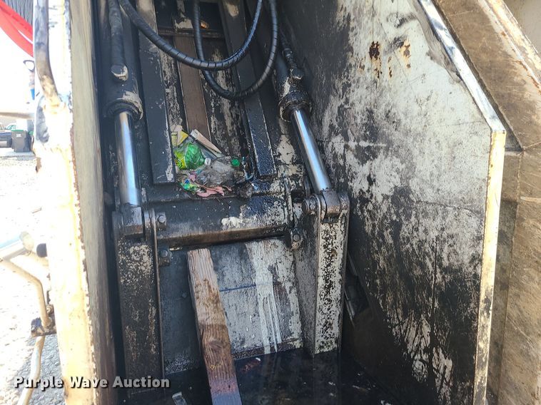 image for item MJ9457 2005 Peterbilt 320  refuse truck