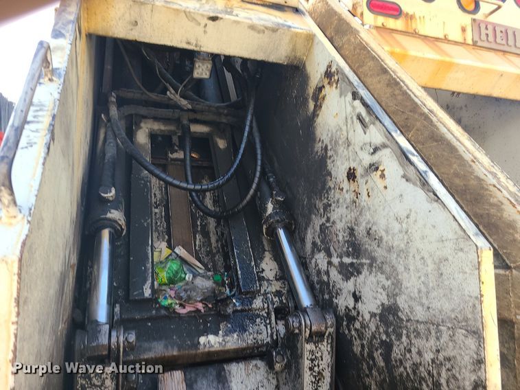 image for item MJ9457 2005 Peterbilt 320  refuse truck